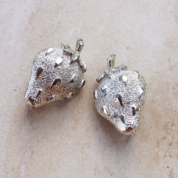 Vintage 60's Strawberry Ice Brooch and Earrings - Picture 3 of 3